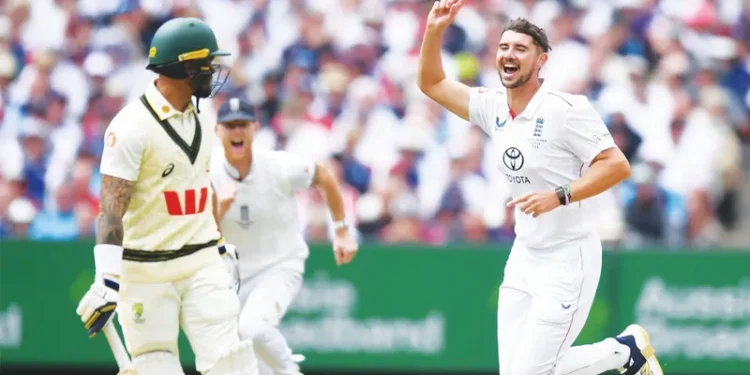 ബോക്‌സിങ്-ഡേയില്‍-വിക്കറ്റ്-മഴ;-ആദ്യദിനം-ഓസീസും-ഇംഗ്ലണ്ടും-ഓള്‍-ഔട്ടായി