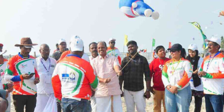 ബേപ്പൂര്‍-ജലമേള;-ആകാശ-വിസ്മയമായി-പട്ടം-പറത്തൽ