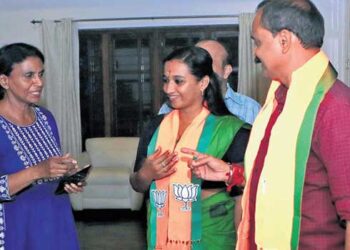 സത്യപ്രതിജ്ഞാച്ചടങ്ങിനിടെ-ശ്രീരേഖ-പോയത്-പാലുകാച്ചലിന്? -പുതിയ-പദവി-പരിഗണനയിൽ,-മേയർ-സ്ഥാനത്തുനിന്ന്-തെറുപ്പിച്ചതിൽ-അതൃപ്തി-പ്രകടിപ്പിച്ച്-പിൻനിരയിലേക്കു-മാറാൻ-നോക്കിയ-നേതാവിനെ-മറ്റുള്ളവർ-ഇടപെട്ട്-നിയുക്ത-ഡെപ്യൂട്ടി-മേയർക്കു-സമീപം-ഇരിപ്പിടമൊരുക്കി,-സ്വീകരണത്തിനു-ശേഷം-മേയറും-സംഘവും-ആദ്യം-പോയത്-ശ്രീരേഖയുടെ-പിണക്കം-മാറ്റാൻ