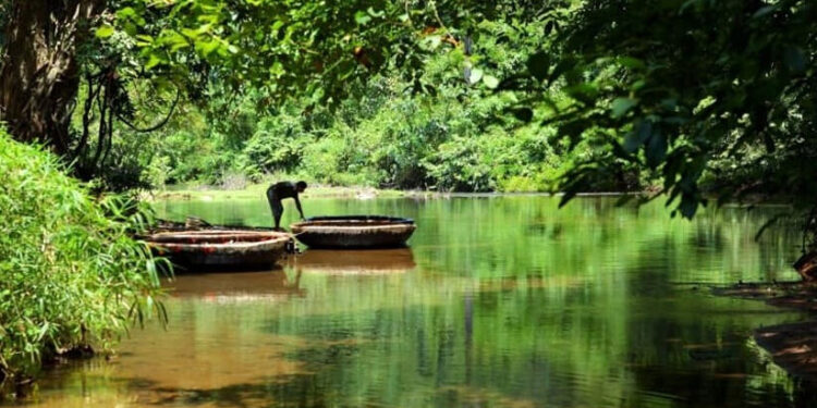 കാടിന്റെ-മൗനത്തിലൊരു-‘കുട്ടവഞ്ചി-സവാരി’