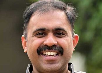 തെരഞ്ഞെടുപ്പിന്റെ-തലേന്നാൾ-രാത്രി-സിപിഎമ്മിന്റെ-ജില്ലാ-നേതൃത്വം-പണക്കെട്ടുകളുമായി-വന്ന്-ഔസേപ്പച്ചനെ-വലയിൽ-വീഴ്ത്തി,-രാവിലെ-ഔസേപ്പച്ചന്-വോട്ട്-ചെയ്യാൻ-വന്ന-യുഡിഎഫ്-അംഗങ്ങൾ-കാണുന്നത്-സിപിഎമ്മിന്റെ-പ്രൊട്ടക്ഷനിൽ-സ്ഥാനാർത്ഥിയായി-പ്രസിഡന്റ്-സ്ഥാനത്തേക്ക്-മത്സരിക്കാൻ-വരുന്ന-ഔസേപ്പച്ചനെ…-ഇനി-ശ്രീ-സ്വരാജിനോട്,-പി-എം-ശ്രീ-യിൽ-ഒപ്പിട്ട-ദിവസം-അങ്ങയുടെ-നാവ്-ഉളുക്കി-ഇരിക്കുകയായിരുന്നോ?-അബിൻ-വർക്കി