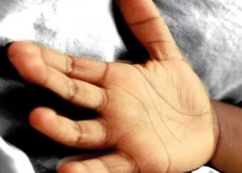 ഉച്ചയ്ക്ക്-ആഹാരം-കൊടുത്ത്-ഉറക്കിയ-കുഞ്ഞിന്-അനക്കമില്ലെന്ന്-അമ്മ,-കുട്ടിയുടെ-കഴുത്തിൽ-കയറോ,-തുണിയോ-ഉപയോഗിച്ച്-മുറുക്കിയ-പാടുകൾ,-നാല്-വയസുകാരന്റെ-മരണത്തിൽ-അമ്മയും-ആൺസുഹൃത്തും-കസ്റ്റഡിയിൽ