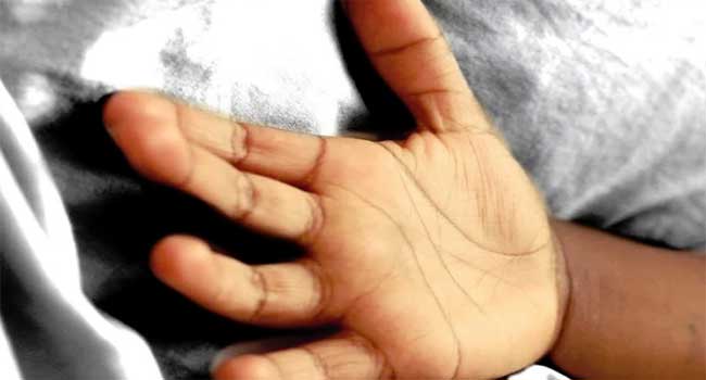 ഉച്ചയ്ക്ക്-ആഹാരം-കൊടുത്ത്-ഉറക്കിയ-കുഞ്ഞിന്-അനക്കമില്ലെന്ന്-അമ്മ,-കുട്ടിയുടെ-കഴുത്തിൽ-കയറോ,-തുണിയോ-ഉപയോഗിച്ച്-മുറുക്കിയ-പാടുകൾ,-നാല്-വയസുകാരന്റെ-മരണത്തിൽ-അമ്മയും-ആൺസുഹൃത്തും-കസ്റ്റഡിയിൽ