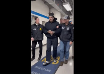 ‘പ്രതി-പിടിയിലായി’…-കൈകളില്‍-വിലങ്ങും-ചുറ്റും-സൈനികരും,-നിക്കോളാസ്-മഡുറോയുടെ-ചിത്രം-പുറത്തുവിട്ട്-അമേരിക്ക