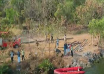 ശനിയാഴ്ച-അർധരാത്രി-12-മണിവരെ-ആഷിഖ്-സുഹൃത്തുക്കൾക്കൊപ്പം…-പിന്നാലെ-യുവാവിനെ-കാണാതായി,-ബൈക്കും-ഹെൽമെറ്റും-മൊബൈൽഫോണും-ചെരിപ്പും-കോതാട്-പാലത്തിൽ!!-എന്തോ-പുഴയിലേക്കു-വീണ-ശബ്ദം-കേട്ടതായി-സമീപവാസികൾ,-പുഴയിൽ-ചാടിയതായി-സംശയം,-തിരച്ചിൽ