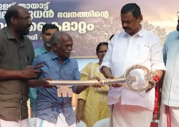 സുരേഷ്-ഗോപി-നിരസിച്ച-അപേക്ഷ-സിപിഎം-ഏറ്റെടുത്തു;-കൊച്ചുവേലായുധന്-ഇനി-സ്വന്തം-വീട്,-താക്കോൽ-കൈമാറി