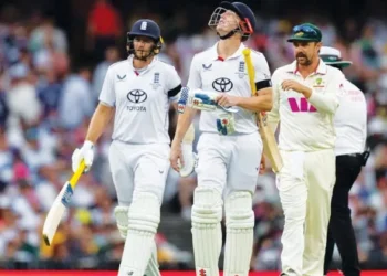 ആഷസ്:-സിഡ്‌നിയില്‍-ആദ്യദിനം-ഇംഗ്ലണ്ടിന്-മഴ-ആശ്വാസം