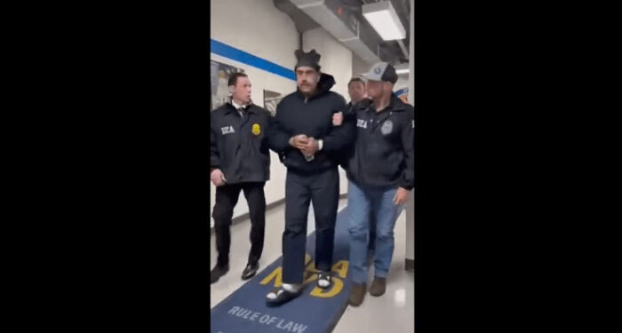 ഞാന്‍-കുറ്റക്കാരനല്ല,-മാന്യനായ-വ്യക്തിയാണ്,-എന്നെ-തട്ടിക്കൊണ്ടുവന്നതാണ്,-അമേരിക്കന്‍-കോടതിയില്‍-പൊട്ടിത്തെറിച്ച്-വെനസ്വേലന്‍-പ്രസിഡന്റ്,-മഡുറോയെ-കോടതിയില്‍-ഹാജരാക്കിയത്-ജയില്‍-വസ്ത്രം-ധരിപ്പിച്ച്