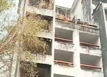 മരടിലെ-ചരിഞ്ഞ-ഫ്ലാറ്റിനുള്ളിൽ-അഴുകിയ-നിലയിൽ-പുത്തൻകുരിശ്-സ്വദേശിയുടെ-മൃതദേഹം,-തലയ്ക്കു-പിന്നിൽ-ഗുരുതര-പരുക്ക്,-കാലുകൾക്കും-ഒടിവ്