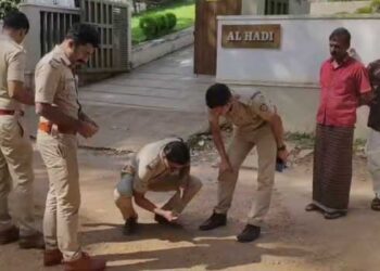 സ്കൂൾ-ബസ്-പോയയുടൻ-റോഡിൽ-പൊട്ടിത്തെറി,-സ്ഫോടക-വസ്തു-പൊട്ടിത്തെറിച്ചത്-ബസിന്റെ-ടയർ-കയറിയിറങ്ങി,-ഡ്രൈവറുടെ-പരാതിയിൽ-കേസെടുത്ത്-അന്വേഷണം-ആരംഭിച്ചു,-അപകടത്തിൽപ്പെട്ടത്-വിദ്യാർഥികളുമായി-പോയ-ബസ്