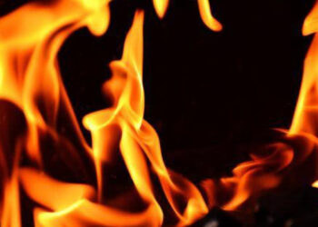 സ്കൂള്‍-ബസിന്റെ-ടയര്‍-കയറി-സ്ഫോടന-വസ്തു-പൊട്ടിത്തെറിച്ചു,-വിദ്യാര്‍ത്ഥികള്‍-രക്ഷപ്പെട്ടത്-തലനാരിഴയ്ക്ക്,-റോഡില്‍-നിന്നും-സ്ഫോടക-വസ്തുക്കളുടെ-അവശിഷ്ടം-കണ്ടെത്തി