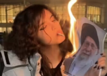 വ്യക്തി-സ്വാതന്ത്രം-അടിച്ചമര്‍ത്തി,-സിഗരറ്റ്-കൊണ്ട്-ഖമേനിയുടെ-ഫോട്ടോ-കത്തിച്ച്-യുവതികള്‍,-ഇറാനില്‍-ജനരോഷം-ആളിപ്പടരുന്നു,-തടയാനാകാതെ-അധികാരികള്‍