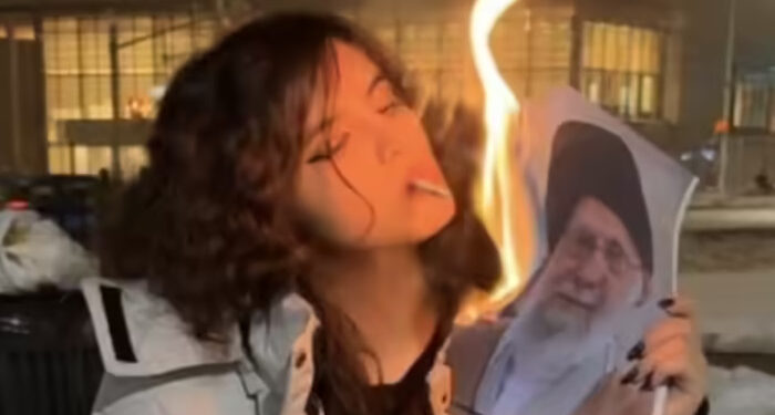 വ്യക്തി-സ്വാതന്ത്രം-അടിച്ചമര്‍ത്തി,-സിഗരറ്റ്-കൊണ്ട്-ഖമേനിയുടെ-ഫോട്ടോ-കത്തിച്ച്-യുവതികള്‍,-ഇറാനില്‍-ജനരോഷം-ആളിപ്പടരുന്നു,-തടയാനാകാതെ-അധികാരികള്‍