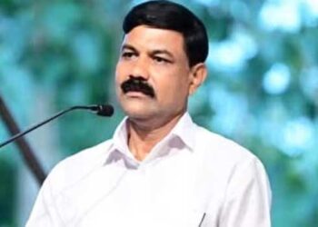 20-വർഷം-​ഭീഷണിപ്പെടുത്തിയുള്ള-ലൈം​ഗീക-അതിക്രമം,-ഭർത്താവിനെ-ഭീഷണിപ്പെടുത്തി-വിവാഹബന്ധം-വേർപെടുത്തിച്ചു,-തന്റെ-വിവാഹ-ജീവിതം-തകർത്തു;-സ്കൂൾ-മുറിയിൽനിന്നടക്കം-വീട്ടമ്മയുടെ-നഗ്ന-ദൃശ്യങ്ങൾ-പകർത്തി,-അധ്യാപകനായ-സിപിഎം-നേതാവിനെതിരെ-പരാതി,-കേസെടുത്തു