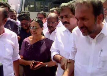 ആർ.-ബാലകൃഷ്ണപിള്ളയെ-അട്ടിമറിച്ച്-തുടക്കം,-മൂന്നു-പതിറ്റാണ്ട്-നീണ്ടുനിന്ന-ഇടതു-ബന്ധം-ഉപേക്ഷിച്ച്-വലതു-കൈ-പിടിച്ചു!!-സിപിഎം-മുൻ-എംഎൽഎ-അയിഷ-പോറ്റി-കോൺഗ്രസിൽ,-കൊട്ടാരക്കരയിൽ-മത്സരിക്കും?-‘എന്റെ-പ്രസ്ഥാനം-എന്നെ-വിഷമിപ്പിച്ചു-25-കൊല്ലക്കാലം-ഒരു-പ്രസ്ഥാനത്തിന്റെ-ഭാഗമായിരുന്നിട്ട്-വഞ്ചന-കാണിച്ചുവോയെന്ന്-പലർക്കും-ചിന്തിക്കാം,-സഖാക്കൾക്ക്-എന്നോട്-ദേഷ്യമുണ്ടാകാം,-വിമർശനങ്ങൾ-നേരിടണം’-അയിഷ-പോറ്റി