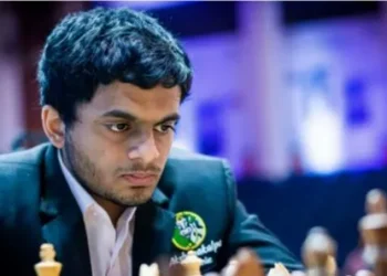 ടാറ്റ-സ്റ്റീല്‍-റാപ്പിഡ്-ചെസ്സില്‍-നിഹാല്‍-സരിന്-കിരീടം;-മണിക്കൂറുകള്‍ക്ക്-മുന്‍പ്-മരിച്ച,-ചെസ്സിലെ-ഗുരുവായ-മുത്തച്ഛന്-കിരീടം-സമര്‍പ്പിച്ച്-നിഹാല്‍