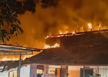 കുന്നംകുളത്ത്-വീടിന്-തീപിടിച്ചു;-ആറംഗ-കുടുംബം-തലനാരിഴയ്ക്ക്-രക്ഷപ്പെട്ടത്-അത്ഭുതകരമായി