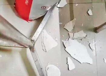 ശസ്ത്രക്രിയ-കഴിഞ്ഞു-കിടന്ന-രോഗിയുടെ-മുകളിലേക്ക്-മേൽക്കൂരയുടെ-സിമന്റ്‌-പാളി-അടർന്നുവീണു,-അപകടം-കൊല്ലം-ജില്ലാ-ആശുപത്രിയിൽ,-രോ​ഗി-ഒരു-വശത്തേക്ക്-മാറിക്കിടന്നതിനാൽ-അപകടം-ഒഴിവായി