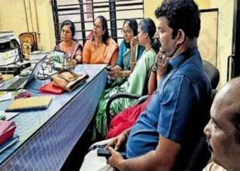 ആരു-ഭരിച്ചാലും-മാറനല്ലൂരിൽ-ഹാരം-മസ്റ്റാ…-ഔദ്യോഗിക-വാഹനത്തിൽ-തൂക്കിയ-കാവിഹാരം-മാറ്റണമെന്ന്-ആവശ്യപ്പെട്ട്-മൂന്നുമണിക്കൂർ-ഇടതു-ഉപരോധം,-ഒടുവിൽ-സമരം-അവസാനിപ്പിച്ചത്-പോലീസ്-സാന്നിധ്യത്തിൽ-ഹാരം-നീക്കി!!-കഴിഞ്ഞ-തവണ-അധികാരത്തിലേറിയപ്പോൾ-ഈ-പണി-ചെയ്തത്-ഇടത്-അം​ഗങ്ങൾ