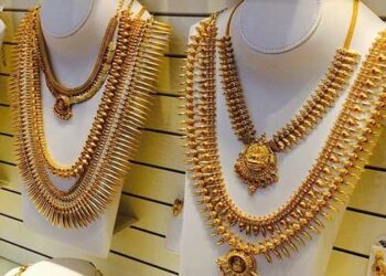 റോക്കറ്റ്-പോലെ-കുതിച്ചുപാഞ്ഞിരുന്ന-പൊന്നിന്-ചെറിയ-വിശ്രമം,-പവന്-600-രൂപ-കുറഞ്ഞ്-1,05,000-രൂപയായി,-രാജ്യാന്തര-വില-റെക്കോർഡിൽ-നിന്ന്-താഴ്ന്നു!!-വെള്ളി-വില-മുകളിലേക്ക്-തന്നെ