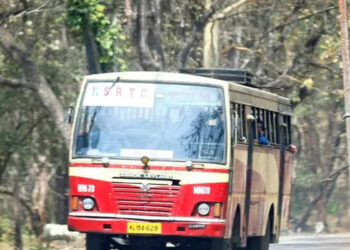 അപകടകരമായ-രീതിയില്‍-വാഹനം-ഓടിച്ചു,-ചോദ്യം-ചെയ്ത-യാത്രക്കാര്‍ക്ക്-നേരെ-അസഭ്യവര്‍ഷം,-ബസ്-ഓടിക്കുന്നതിനിടെ-പിന്നോട്ട്-നോക്കി-ബഹളം-വച്ചു,-കെഎസ്ആര്‍ടിസി-ഡ്രൈവര്‍ക്കെതിരെ-പരാതിയുമായി-യാത്രക്കാരി