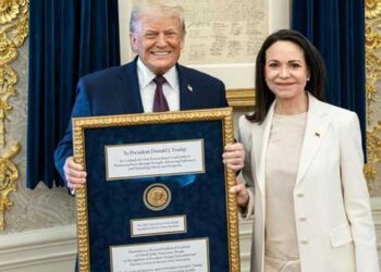 ഏറെ-കാത്ത്-കൊതിച്ചിരുന്ന-നോബൽ-സമ്മാനം-ട്രംപിന്റെ-കൈകളിൽ!!-നൊബേൽ-സമ്മാനം-ട്രംപിന്-സമ്മാനിച്ച്-മരിയ-മച്ചാഡോ,-നന്ദി-മരിയ…-അവരെ-കാണാൻ-സാധിച്ചത്-എനിക്ക്-ലഭിച്ച-വലിയ-ബഹുമതി,-അവർ-ഒരു-അസാധ്യ-സ്ത്രീ-ട്രംപ്