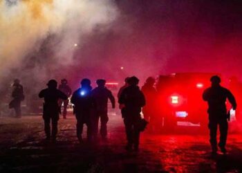 രക്ഷപ്പെടാൻ-ശ്രമിച്ച-വെനിസ്വേലൻ-പൗരനെ-വെടിവെച്ചു-വീഴ്ത്തി,-‘ഞാൻ-വൈകല്യമുള്ള-ആളാണെന്ന്-പറഞ്ഞിട്ടും,-അവർ-എന്നെ-മൃഗത്തെപ്പോലെ-കെട്ടിവലിച്ചു’…-യുഎസ്-പൗരത്വമുള്ള-യുവതി!!-മിനസോട്ടയിൽ-സൈന്യത്തെ-വിന്യസിക്കും,-ട്രംപിന്റെ-ഭീഷണി,-കുടിയേറ്റ-നടപടികൾക്കെതിരെ-രൂക്ഷ-പ്രതിഷേധം…എന്താണ്-ഇൻസറക്ഷൻ-ആക്ട്?