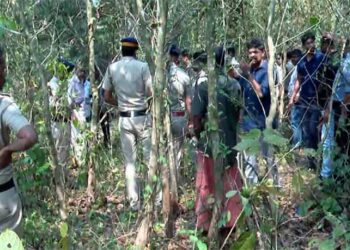 14-കാരിയുടെ-കൊലപാതകം-ക്രൂരമായ-പീഡനത്തിനു-ശേഷം,-ആളൊഴിഞ്ഞ-സ്ഥലമെന്ന്-മനസിലാക്കി-കുറ്റിക്കാട്ടിലേക്ക്-കൊണ്ടുപോയി,-കയ്യും-കാലും-കൂട്ടിക്കെട്ടി-പീഡിപ്പിച്ചു,-പിന്നാലെ-കഴുത്തുഞെരിച്ച്-കൊലപ്പെടുത്തി?-പ്രതി-മുൻപ്-പെൺകുട്ടിയേയും-അമ്മയേയും-ഭീഷണിപ്പെടുത്തി?-കൊലപാതകത്തിൽ-കൂടുതൽ-പേർക്ക്-പങ്ക്-ബന്ധുക്കൾ,-പെൺകുട്ടി-പഠിക്കുന്ന-സ്കൂൾ-സംഭവ-സ്ഥലത്തുനിന്ന്-10-20-കിമീ.-അകലെ