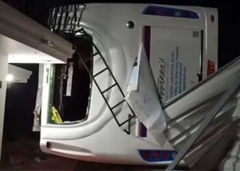 ഡ്രൈവർ-ഉറങ്ങിപ്പോയി?-തിരുവനന്തപുരം-കല്ലമ്പലത്ത്-ടൂറിസ്റ്റ്-ബസ്-മറിഞ്ഞ്-അപകടം,-17-വിദ്യാർത്ഥികൾക്ക്-പരിക്ക്,-രണ്ട്-പേരുടെ-നില-ഗുരുതരം