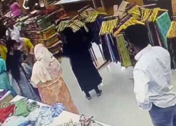 വിവാഹത്തെ-എതിർത്തു,-വൈരാ​ഗ്യത്തിൽ-ആൺസുഹൃത്തിന്റെ-അമ്മയെ-ജോലി-ചെയ്യുന്ന-സ്ഥാപനത്തിലെത്തി-കറിക്കത്തിക്ക്-കുത്തി,-കുത്തേറ്റത്-45-കാരിയുടെ-മുഖത്ത്!!-19-കാരി-അറസ്റ്റിൽ…-യുവതി-സ്ഥാപനത്തിലെത്തിയത്-കത്തിയുമായി