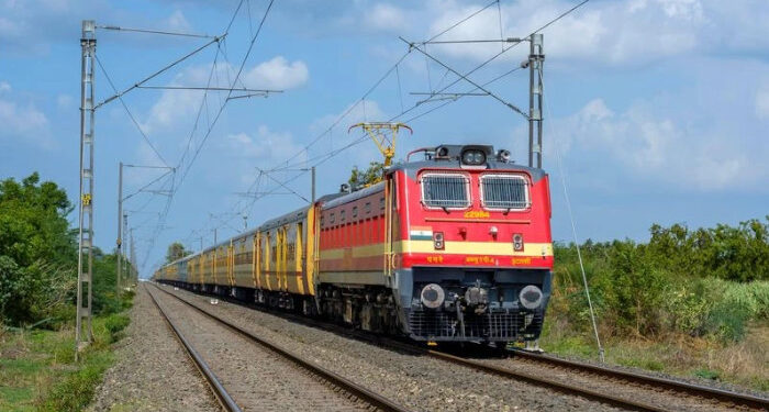 ആദ്യം-ഉറങ്ങുകയാണെന്ന്-കരുതി,-ഏറെ-നേരം-കഴിഞ്ഞിട്ടും-അനക്കമില്ല,-യാത്രക്കാര്‍-പരിശോധിച്ചപ്പോള്‍-യുവതി-മരിച്ചനിലയില്‍,-നിരവധി-ട്രെയിനുകള്‍-വൈകി