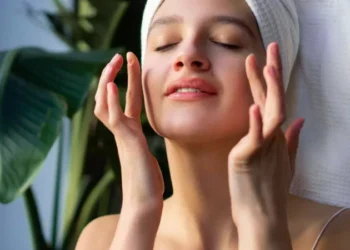 തിളങ്ങുന്ന-ചർമ്മത്തിന്-ഇനി-വിലകൂടിയ-കെമിക്കലുകൾ-വേണ്ട;-വീട്ടിലുണ്ടാക്കാം-മൂന്ന്-തരം-ബോഡി-ഓയിലുകൾ