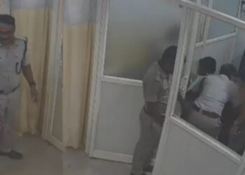 വൈദ്യപരിശോധനയ്ക്കെത്തിച്ച-പോക്സോ-കേസ്-പ്രതി-ക്യാബിന്‍-ചില്ലുകള്‍-അടിച്ചു-തകര്‍ത്തു,-പരാക്രമം-പൊലീസ്-നോക്കിനില്‍ക്കെ,-രോഗികള്‍-പരിക്കേല്‍ക്കാതെ-രക്ഷപ്പെട്ടത്-തലനാരിഴയ്ക്ക്