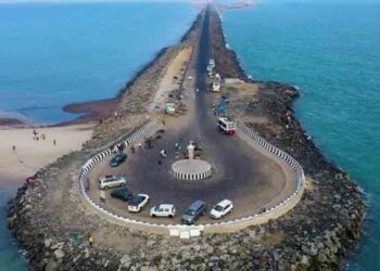 ഒറ്റരാ​ത്രികൊണ്ട്-ഒരു-ട്രെയിനിനെയും-അതിലെ-യാത്രക്കാരെയും-കടൽ-കൊണ്ടുപോയ-പ്രേതനഗരം;-ഇന്ന്-സഞ്ചാരികളുടെ-സ്വർഗഭൂമി