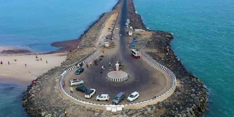 ഒറ്റരാ​ത്രികൊണ്ട്-ഒരു-ട്രെയിനിനെയും-അതിലെ-യാത്രക്കാരെയും-കടൽ-കൊണ്ടുപോയ-പ്രേതനഗരം;-ഇന്ന്-സഞ്ചാരികളുടെ-സ്വർഗഭൂമി