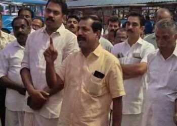 ‘എംഎൽഎ-ഓഫീസിലേക്ക്-മാർച്ചുമായി-വന്നാൽ-കയ്യുംകെട്ടി-നോക്കി-നിൽക്കില്ല,-ഇന്നത്തേത്-സാമ്പിൾ-വെടിക്കെട്ട്,-ആരെങ്കിലും-എന്തെങ്കിലും-പറയുന്നത്-കേട്ടുകൊണ്ട്-ചെങ്കൊടിക്ക്-നേരെ-വന്നാൽ-നിവർന്ന്-പോകില്ല,-പാർട്ടിയെ-വെല്ലുവിളിക്കാൻ-മുന്നോട്ട്-വന്നാൽ-അത്-നല്ലതിനാകില്ല,-തടി-കേടാക്കേണ്ടി-വരും’-നടുറോഡിൽ-സിപിഎം-നേതാവിന്റെ-ഭീഷണി