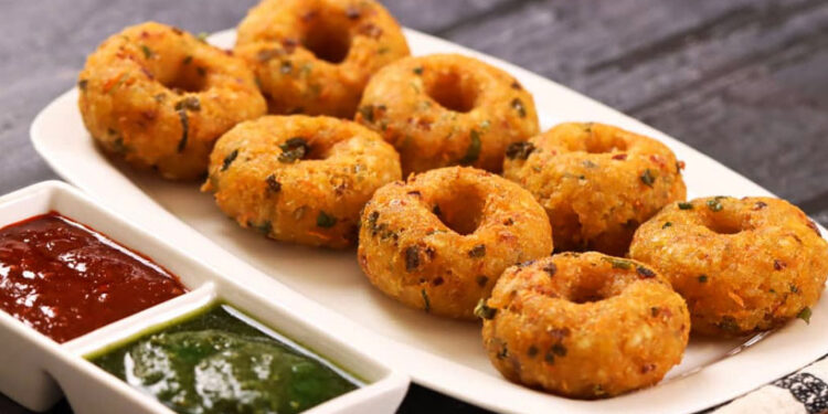 ദോശയും-ചമ്മന്തിയും-പിന്നെ-ഒരു-‘കുട്ടി’-വടയും;-പ്രഭാതഭക്ഷണം-ഗംഭീരമാക്കാം!