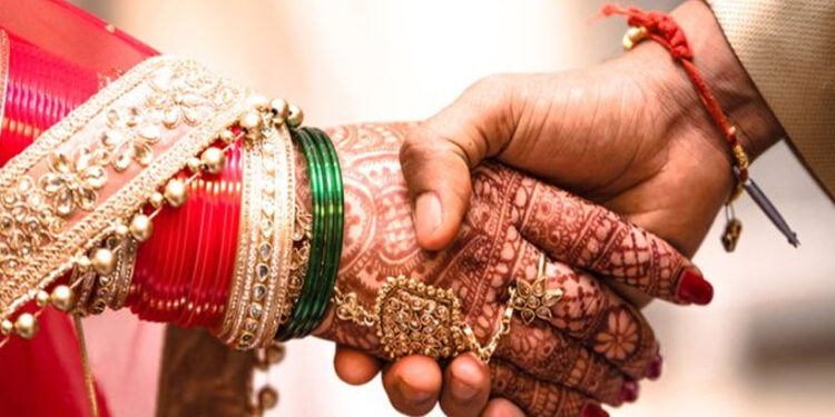 സ്വന്തം-ഇഷ്ടപ്രകാരം-വിവാഹം-കഴിച്ചാൽ-കുടുംബത്തിന്-ഭ്രഷ്ട്:-മധ്യപ്രദേശിലെ-ഗ്രാമത്തിൽ-നിയമവിരുദ്ധ-ഉത്തരവ്