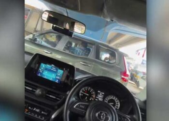 കാർന്നോമ്മാർക്ക്-അടുപ്പിലും-ആകാല്ലേ…-പോലീസ്-സ്റ്റേഷനു-മുന്നിൽ-നിർത്തിയിട്ട-കാറിലിരുന്ന്-വെള്ളമടിക്കുന്ന-6-പോലീസുകാരുടെ-ദൃശ്യങ്ങൾ-പുറത്ത്,-വെള്ളമടിച്ചശേഷം-അതേ-വാഹനത്തിൽ-നേരെ-വിവാഹ-സൽക്കാര-വേദിയിലേക്ക്,-പിന്നാലെ-ഡ്യൂട്ടിക്കും-കയറി!!-അന്വേഷണത്തിന്-ഉത്തരവിട്ട്-സ്പെഷ്യൽ-ബ്രാഞ്ച്-എസ്പി