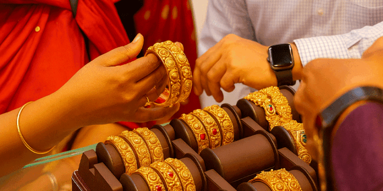 കൈവിട്ട്-സ്വർണം!-ഒരു-ദിവസം-കൊണ്ട്-കൂടിയത്-എണ്ണായിരത്തിലധികം-രൂപ;-ഇത്-എങ്ങോട്ടാണ്-പോകുന്നത്?