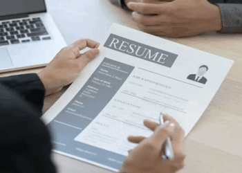 സൗദിയിൽ-സ്വദേശിവൽക്കരണം-പ്രായോ​ഗിക-തലത്തിലേയ്ക്ക്:-ജനറൽ-മാനേജർ-ഉൾപ്പെടെ-നാല്-തസ്തികകളിൽ-ഇനി-വിദേശികളെ-പരി​ഗണിക്കില്ല;-സൗദി-പൗരന്മാർക്ക്-ഉയർന്ന-തൊഴിലവസരങ്ങൾ-ഉറപ്പാക്കാൻ-നീക്കം