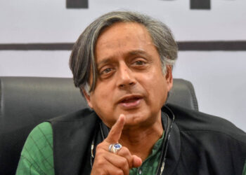 ഞാനെവിടേക്കും-പോകുന്നില്ല…-രാഹുല്‍-ഗാന്ധിയെ-എതിര്‍ക്കുന്ന-ഒരു-നിലപാടും-സ്വീകരിച്ചിട്ടില്ല,-അദ്ദേഹം-എന്റെ-നേതാവ്,-തന്റെ-നിലപാടുകള്‍-മാധ്യമങ്ങള്‍-വളച്ചൊടിച്ചു,-രാഷ്ട്രീയമല്ല-രാഷ്ട്രം-നന്നായാല്‍-മതി-എന്ന-നിലപാടാണ്-തനിക്കുള്ളതെന്ന്-ശശി-തരൂര്‍