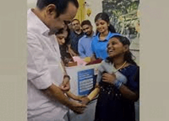 ‘അമ്മേ…-ഇനി-എനിക്ക്-എഴുതാം,-വരയ്ക്കാം’-തീരാ-വേദനയാൽ-കരഞ്ഞു-കലങ്ങിയ-വിനോദിയുടെ-കണ്ണുകളിൽ-ആനന്ദാശ്രു…നഷ്ടപ്പെട്ട-കൈയുടെ-സ്ഥാനത്ത്-പുതു-കൈ!-പ്രതിപക്ഷ-നേതാവ്-വാക്ക്-പാലിച്ചു