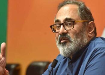 ‘any-clue-sir’…-കേരളത്തിലെ-മനുഷ്യർ-മൊത്തം-തപ്പീട്ട്-കണ്ടില്ല-അതാ…-കേന്ദ്ര-ബജറ്റിൽ-കേരളത്തിന്-ഒരുപാട്-കാര്യങ്ങൾ-പ്രഖ്യാപിച്ചിട്ടുണ്ട്,-അത്-നടപ്പിലാക്കാനുള്ള-ശേഷി-സംസ്ഥാന-സർക്കാരിന്-ഉണ്ടോ?-ബജറ്റിൽ-കേരളത്തിന്-എന്തൊക്കെ-നൽകിയിട്ടുണ്ട്-എന്ന്-വ്യക്തമാക്കുന്ന-8-പേജുള്ള-ഒരു-രേഖ-തന്റെ-പക്കലുണ്ട്,-അത്-പിന്നീട്-വിശദീകരിക്കാം!!-സിപിഎമ്മും-കോൺഗ്രസും-നാടകം-കളിക്കുകയാണ്,-ജനങ്ങളെ-വിഡ്ഡിയാക്കുന്ന-രാഷ്ട്രീയം-നിർത്തണം-രാജീവ്-ചന്ദ്രശേഖർ