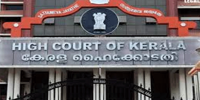 മുഖ്യമന്ത്രിയുടെ-മകള്-വീണയുടെ-പേരിലുൾപ്പെടെയുള്ള-4-കേസുകൾ-അടിയന്തര-പരിഗണനയ്ക്കായി-ലിസ്റ്റ്-ചെയ്യിച്ച-ഹർജിക്കാരന്-40,000-രൂപ-പിഴയിട്ട-നടപടി-റദ്ദാക്കില്ലെന്ന്-ഹൈക്കോടതി;-ഇതേ-കാര്യങ്ങൾ-ആവർത്തിച്ചാൽ-പിഴ-10,000-രൂപയിൽ-ഒതുങ്ങുകയില്ലെന്നും-കോടതി