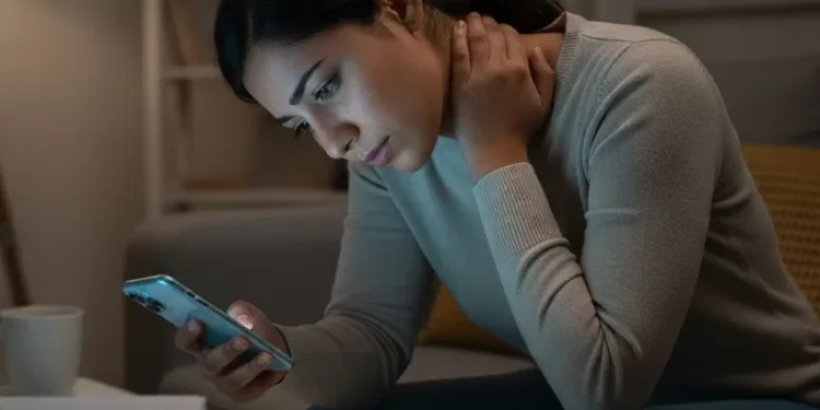 വിട്ടുമാറാത്ത-കഴുത്തുവേദനയും-തലവേദനയും!-വില്ലൻ-നിങ്ങളുടെ-ഫോൺ-ഉപയോഗിക്കുന്ന-രീതിയാകാം