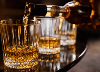 “ഇനി-ക്ഷമിക്കാനാവില്ല”;-യുപിയിൽ-മദ്യശാലകൾ-അടിച്ചുതകർത്ത്-സ്ത്രീകളുടെ-വൻ-പ്രതിഷേധം