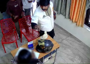 ഉപദ്രവിക്കല്ലേ…പെങ്ങളായിട്ട്-കണ്ടുകൂടെയെന്ന്-കരഞ്ഞു-പറഞ്ഞിട്ടും-കേട്ടില്ല,-എന്റെ-പെങ്ങള്‍-വേശ്യാലയത്തിലോണാ-നില്‍ക്കുന്നതെന്ന്-ചോദിച്ച്-പച്ചത്തെറി-വിളിച്ചു,-ഡ്രസ്-അഴിക്കാന്‍-വിസമ്മതിച്ചപ്പോള്‍-തൊണ്ടക്കുഴിയില്‍-കത്തി-കുത്തി,-മുഖത്തടിക്കുകയും-ദേഹോപദ്രവം-ഏല്‍പ്പിക്കുകയും-ചെയ്തു,നേരിട്ടത്-കടുത്ത-ഉപദ്രവമെന്ന്-സ്പാ-ബലാത്സംഗക്കേസിലെ-അതിജീവിത