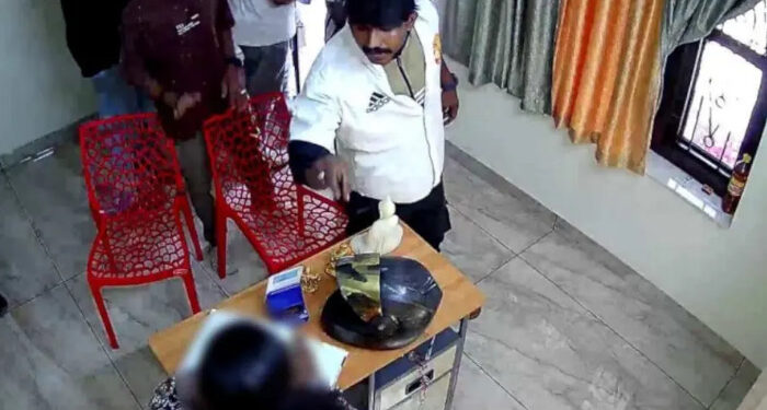 ഉപദ്രവിക്കല്ലേ…പെങ്ങളായിട്ട്-കണ്ടുകൂടെയെന്ന്-കരഞ്ഞു-പറഞ്ഞിട്ടും-കേട്ടില്ല,-എന്റെ-പെങ്ങള്‍-വേശ്യാലയത്തിലോണാ-നില്‍ക്കുന്നതെന്ന്-ചോദിച്ച്-പച്ചത്തെറി-വിളിച്ചു,-ഡ്രസ്-അഴിക്കാന്‍-വിസമ്മതിച്ചപ്പോള്‍-തൊണ്ടക്കുഴിയില്‍-കത്തി-കുത്തി,-മുഖത്തടിക്കുകയും-ദേഹോപദ്രവം-ഏല്‍പ്പിക്കുകയും-ചെയ്തു,നേരിട്ടത്-കടുത്ത-ഉപദ്രവമെന്ന്-സ്പാ-ബലാത്സംഗക്കേസിലെ-അതിജീവിത