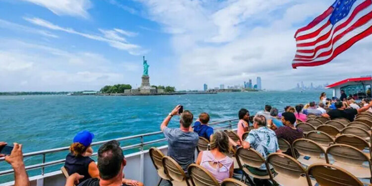 യു.എസ്-സന്ദർശകരുടെ-എണ്ണം-കുത്തനെ-കുറഞ്ഞു;-തിരിച്ചടിയായത്-ട്രംപിന്റെ-നയം